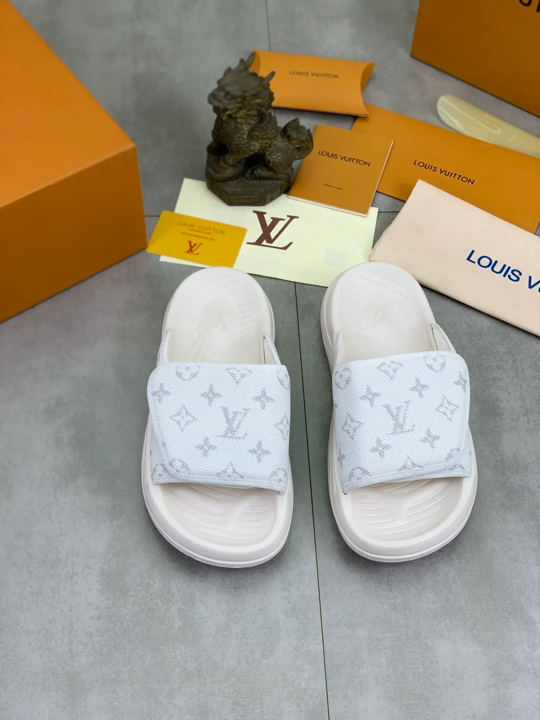 Men's shoes 💰P320💰【New style】🆘 Original quality 【LOUIS VUITTON】The popular Louis Vuitton LV men's slippers on the official website are on sale simultaneously! Original fabric imported from Italy. Original bottom provided by the original factory. Number of yards: 38-44 (customized to 45). Multiple colors to choose from. Fully packaged drawer box.